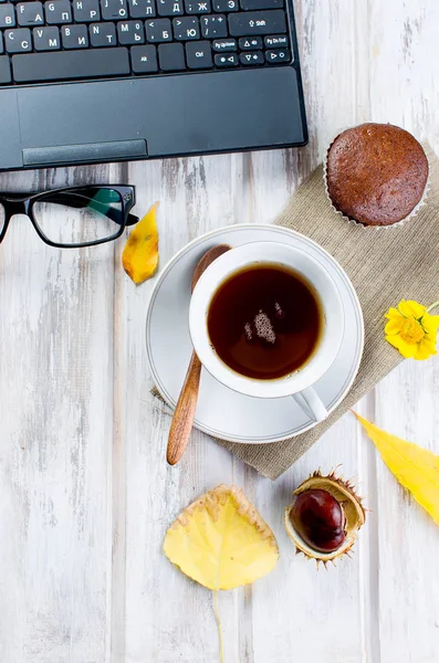 Fincan çay ve yaprakları ile sonbahar natürmort. 