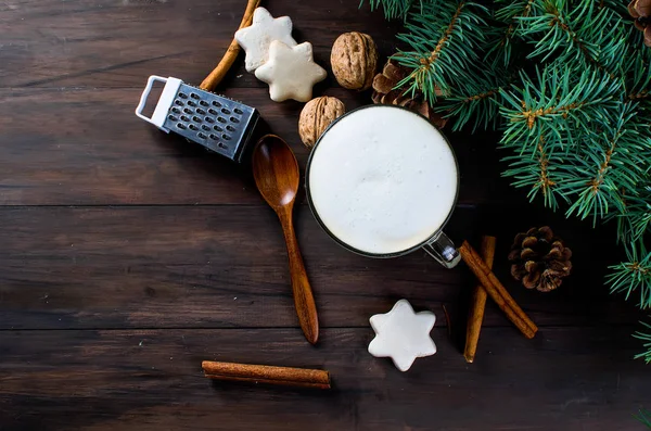 Taza de café caliente con leche, canela, galletas y ramas de abeto . —  Fotos de Stock