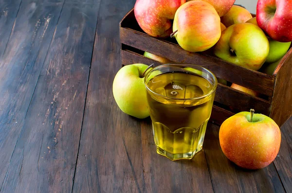 ガラスと木のテーブルに熟したリンゴのリンゴ ジュース — ストック写真