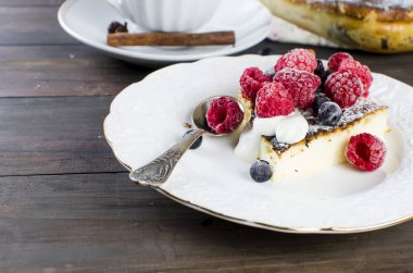 Süzme peynir güveç. Pasta peynir ve çay ile