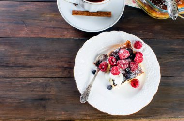 Süzme peynir güveç. Pasta peynir ve çay ile