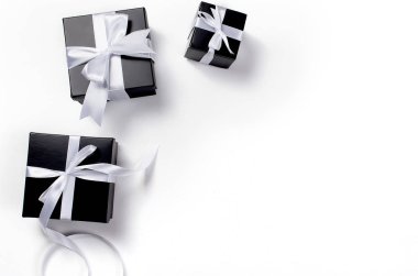 Siyah hediye kutusu ve beyaz şerit