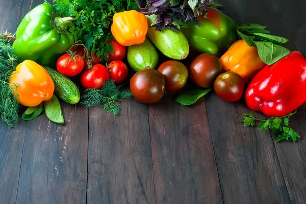 Tomates negros y rojos, pimientos verdes y rojos, hierbas — Foto de Stock