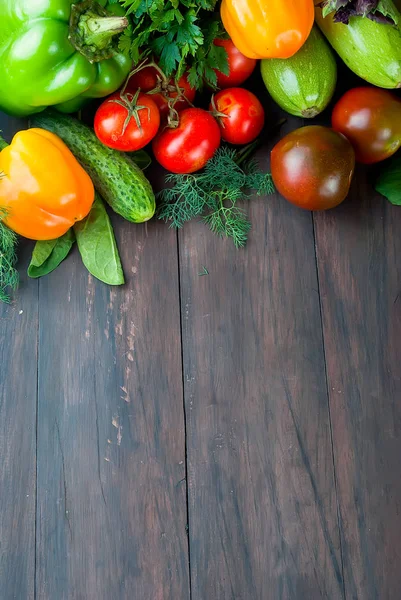 Tomates negros y rojos, pimientos verdes y rojos, hierbas — Foto de Stock