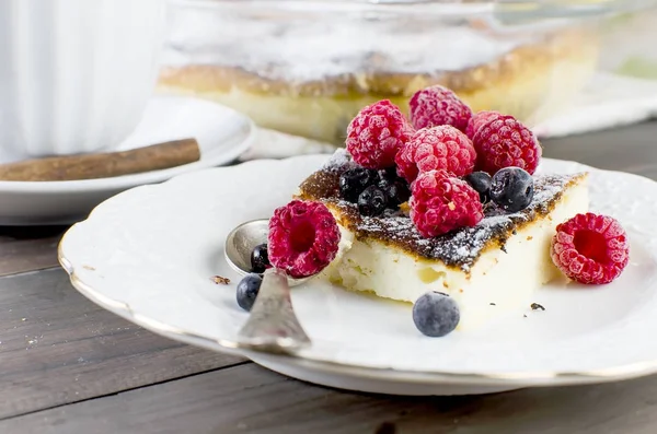 Süzme peynir güveç. Pasta peynir ve çay ile