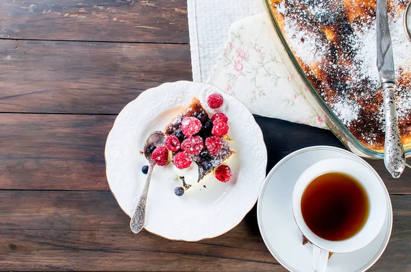 Süzme peynir güveç. Pasta peynir ve çay ile