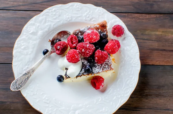 Süzme peynir güveç. Pasta peynir ve çay ile