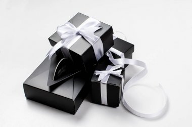Siyah hediye kutusu ve beyaz şerit