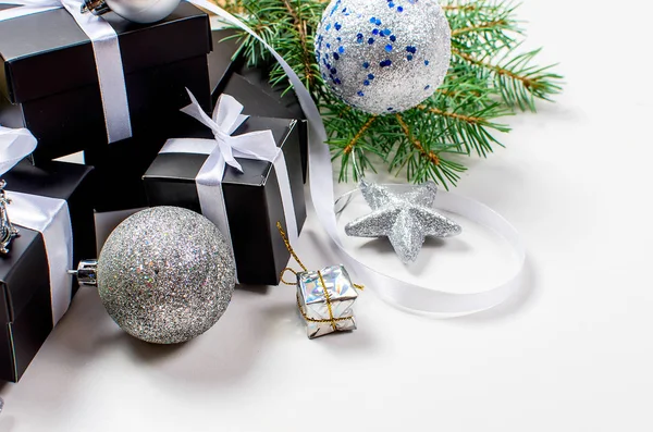 Чорна різдвяна подарункова коробка та біла стрічка — стокове фото