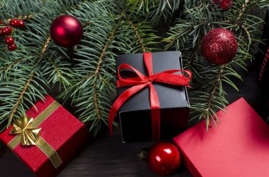Siyah ve kırmızı Noel hediye kutu kırmızı kurdele ve köknar kepek