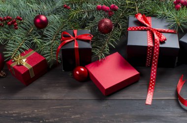 Siyah ve kırmızı Noel hediye kutu kırmızı kurdele ve köknar kepek