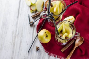 Detoks su elma ve baharat - anason, tarçın ile