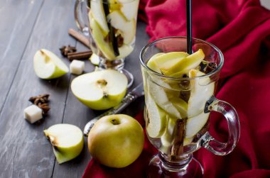 Detoks su elma ve baharat - anason, tarçın ile