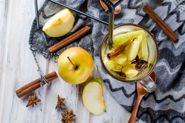 Detox water with apples and spices - anise, cinnamon — Stock Photo, Image