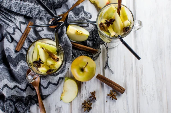 Detox vatten med äpplen och kryddor - anis, kanel — Stockfoto