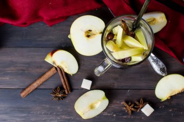 Detoks su elma ve baharat - anason, tarçın ile