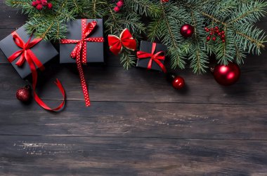 Siyah Noel hediye kutu kırmızı kurdele ve çam dalları ile