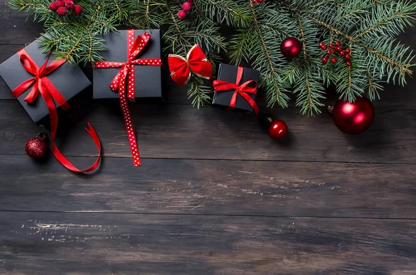 Siyah Noel hediye kutu kırmızı kurdele ve çam dalları ile