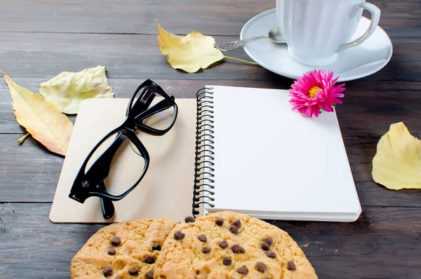 Nature morte d'automne avec tasse de thé, biscuits, verres et feuilles . — Photo