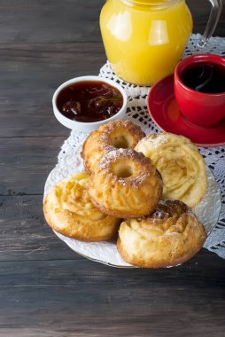 güçlü kahve ile ev yapımı cupcakes