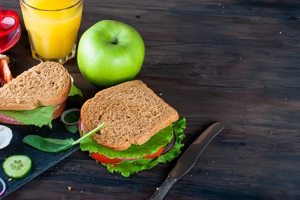  sandviç, yumurta, fincan kahve ve bardak suyu kahvaltı için 