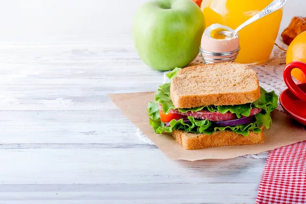 Sándwich, huevo, taza de café y un vaso de jugo para el desayuno — Foto de Stock