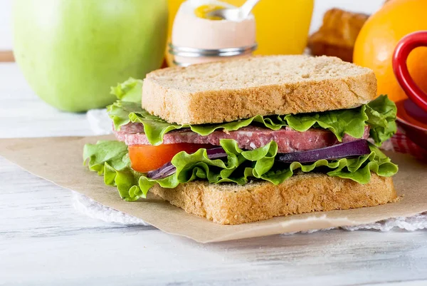 Sandwich con tocino y verduras sobre fondo blanco — Foto de Stock
