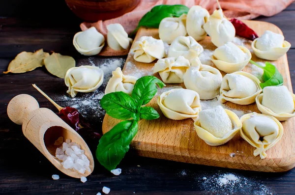 Gnocchi di carne fatti in casa su uno sfondo scuro — Foto Stock