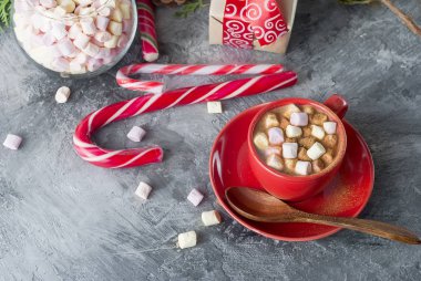 köknar koniler, kakao kırmızı Kupası'nda darbelere. 