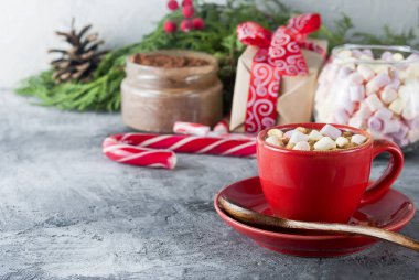 köknar koniler, kakao kırmızı Kupası'nda darbelere. 