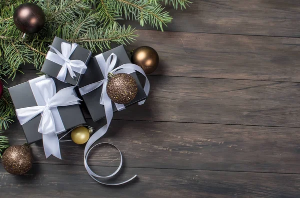 Чорна різдвяна подарункова коробка та біла стрічка — стокове фото