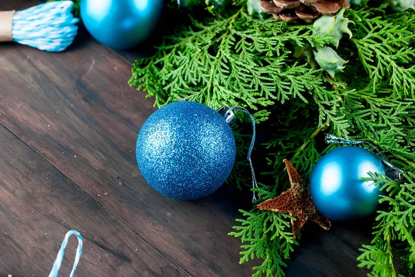 Presentbox bundna med blått band, fir grenar, kottar — Stockfoto