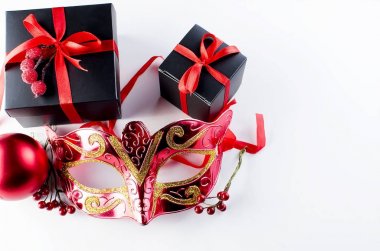 Kırmızı kurdele ve nask siyah Noel hediye kutusu