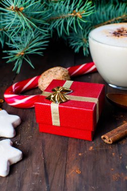 Noel kahve süt kakao dalları Ladin koniler ile 