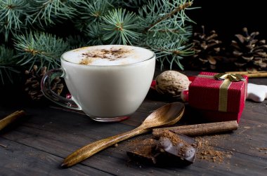 Noel kahve süt kakao dalları Ladin koniler ile 