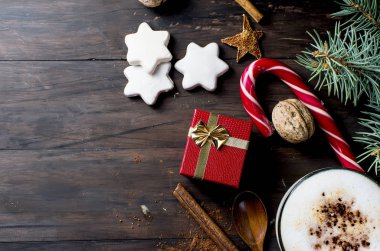 Noel kahve süt kakao dalları Ladin koniler ile 