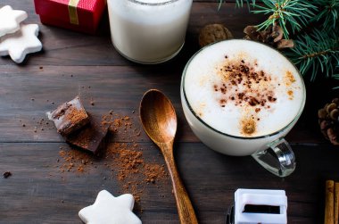 Noel kahve süt kakao dalları Ladin koniler ile 