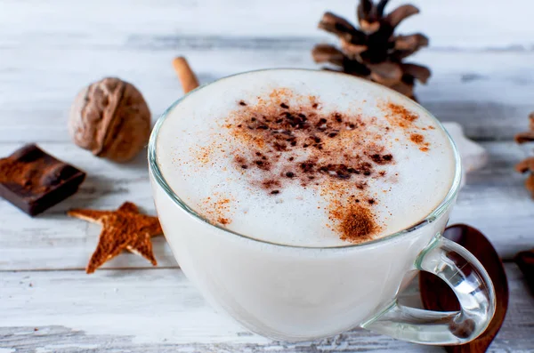 Café de Navidad con leche, especias o cacao caliente, conos de pino — Foto de Stock