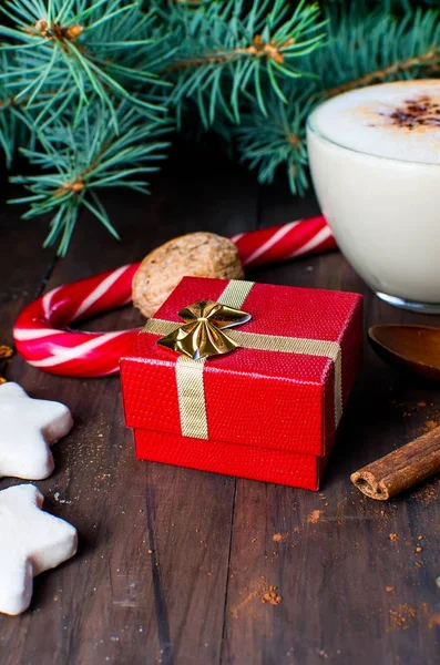 Noel kahve süt kakao dalları Ladin koniler ile 