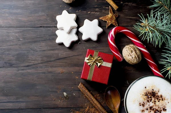 Noel kahve süt kakao dalları Ladin koniler ile 