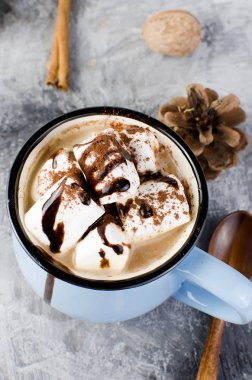 çam kozalakları, eski ahşap zemin üzerine mavi fincan kakao