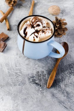 çam kozalakları, eski ahşap zemin üzerine mavi fincan kakao