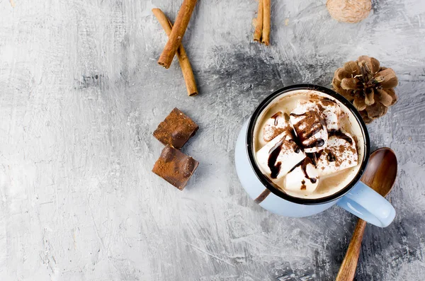 çam kozalakları, eski ahşap zemin üzerine mavi fincan kakao