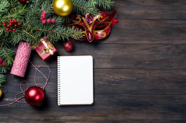 Hediye kutusu çam dalları bir kırmızı kurdele ile bağlanmış,