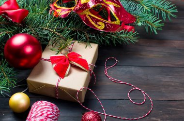 Hediye kutusu çam dalları bir kırmızı kurdele ile bağlanmış,