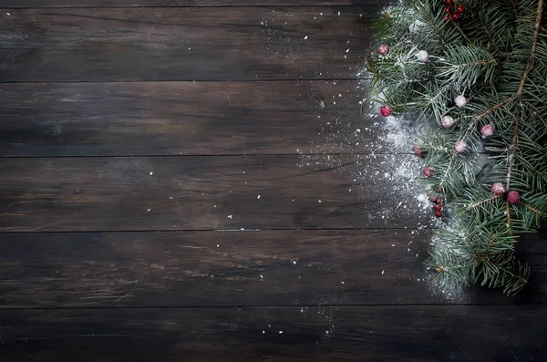 Jul bakgrund med xmas tree, röda bär på mörka trä — Stockfoto