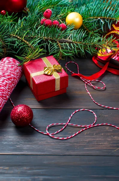 Kırmızı Noel hediye kutu kırmızı kurdele ve çam dalları