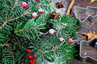 Xmas ağacı, kırmızı çilek karanlık ahşap ile Noel arka plan 