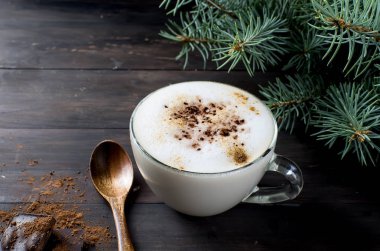 Noel kahve süt kakao dalları Ladin koniler ile 