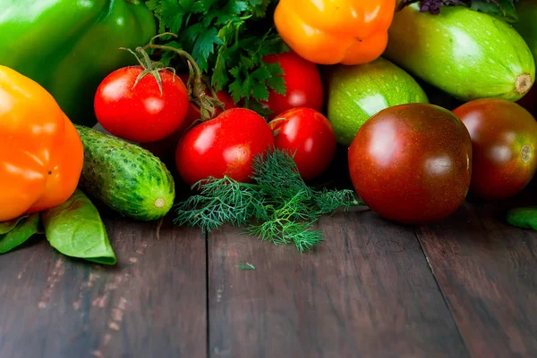 Tomate, pimentão, pepino e ervas hortícolas frescos — Fotografia de Stock